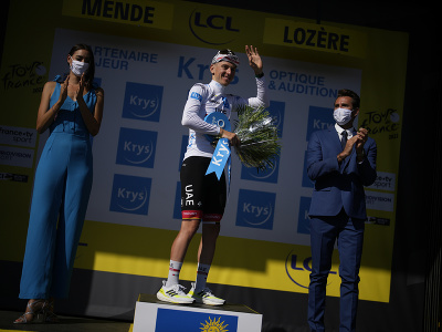 Slovinský cyklista Tadej Pogačar oslavuje na pódiu biely dres najlepšieho pretekára do 25 rokov v priebežnom poradí po 14. etape 109. ročníka pretekov Tour