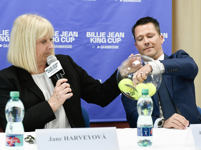Na snímke zľava hlavná rozhodkyňa Jane Harveyová (Anglicko) a zástupca Medzinárodnej tenisovej federácie Jordi Tamayo Winne (Španielsko)