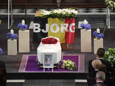 Rakva z ostatkami belgického cyklistu Bjorga Lambrechta pod oltárom počas smútočného obradu