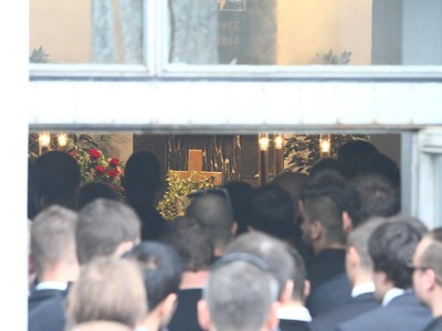 Zaplnený Dom smútku počas pohrebu Mira Hlinku