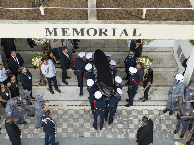 Rakvu s telesnými pozostatkami  brazílskeho legendárneho futbalistu Pelého vynášajú na cintorín Memorial Necropole Ecumenica, kde Pelého pochovajú v úzkom rodinnom kruhu, po prevoze zo štadióna Vila Belmiro, na predmestí Sao Paula v Santose