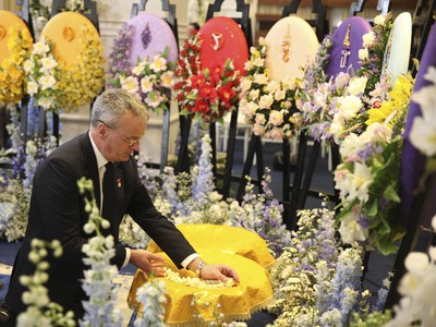 Tím Leicestru sa zúčastnil na pohrebe tragicky zosnulého majiteľa v thajskom  Bangkoku