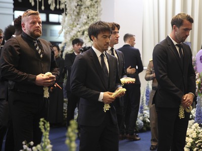 Tím Leicestru sa zúčastnil na pohrebe tragicky zosnulého majiteľa v thajskom  Bangkoku