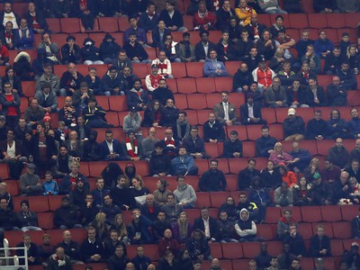 Fanúšikovia Kolína obsadili sektor domácich v zápase s Arsenalom Londýn