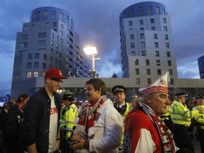 Fanúšikovia Kolína obsadili sektor domácich v zápase s Arsenalom Londýn