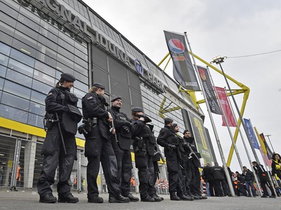 Polícia pred štadiónom Borussie Dortmund