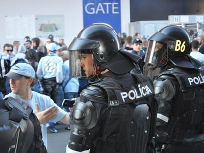 Policajné zložky počas zásahu proti futbalovým fanúšikom v centre Trnavy