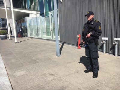 Hokejistov pred hotelom strážia policajti so samopalmi