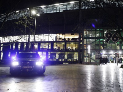 Nemecká polícia pre hrozbu bombového útoku zrušila utorňajší prípravný zápas medzi domácim výberom a futbalistami Holandska