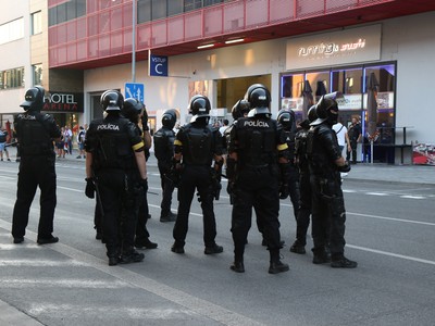 Policajné hliadky pred Štadiónom Antona Malatinského