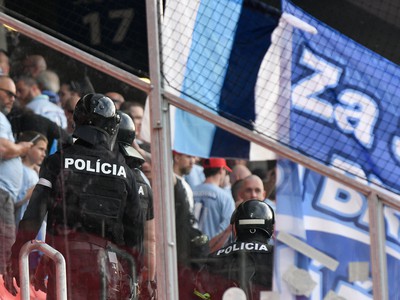 Polícia v sektore fanúšikov ŠK Slovan Bratislava