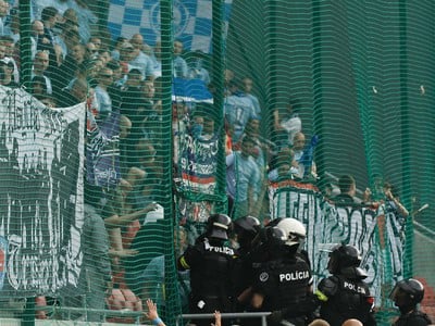 Polícia v sektore fanúšikov ŠK Slovan Bratislava