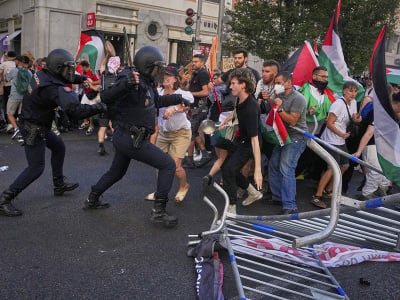 Policajné zložky zasahujú proti