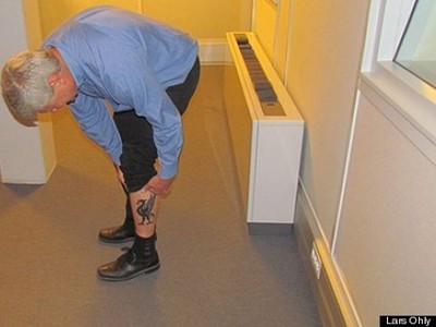 Švédsky politík sa chválil tetovaním, ukázal ale aj intímne partie
