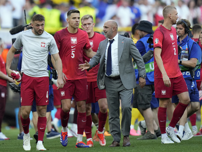 Tréner Poľska Michal Probier sa rozpráva s hráčmi po remíze s Francúzskom