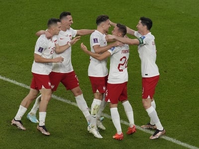 Poľskí hráči oslavujú úvodný gól Piotra Zielinského