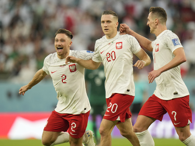 Poľský hráč Piotr Zielinski (uprostred) oslavuje so spoluhráčmi po tom, ako strelil úvodný gól