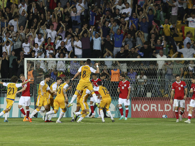 Futbalisti Moldavska oslavujú gól do siete Poľska