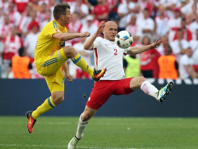 Michal Pazdan (vpravo) a hráč Ukrajiny Arťom Fedeckij v súboji o loptu