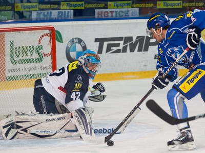 Patrik Svitana pred brankárom