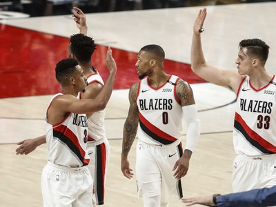 Hráči Portlandu Trail Blazers oslavujú v basketbalovom zápase play off zámorskej NBA