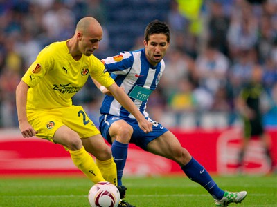Borja Valero a Joao Moutinho v súboji