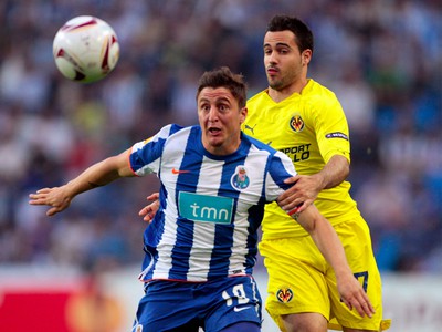 Cristian Rodriguez a Mario Gaspar v súboji