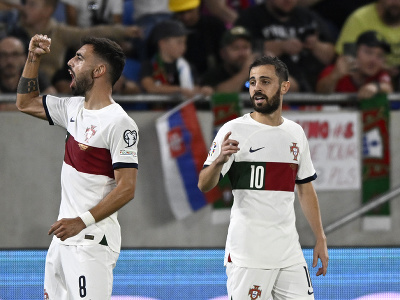 Bernardo Silva a Bruno Fernandes oslavujú gól Portugalska