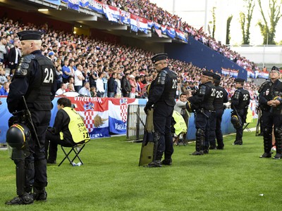 chorvátski fanúšikovia pod dohľadom polície