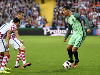 Cristiano Ronaldo sa snaží prekonať obranu Chorvátska
