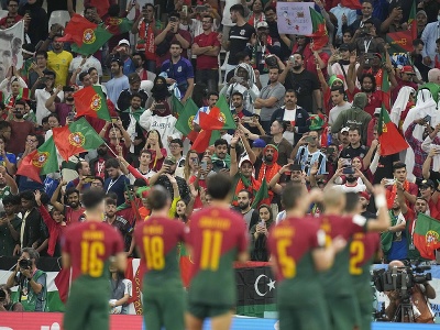 Portugalskí hráči oslavujú s fanúšikmi po výhre nad Švajčiarskom postup do štvrťfinále