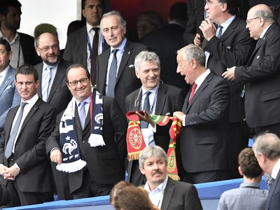 Prezidenti oboch finálových krajín - Marcelo Rebelo de Sousa (Portugalsko) a Francois Hollande (Francúzsko)