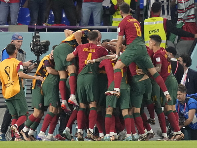 Portugalskí futbalisti sa radujú z gólu