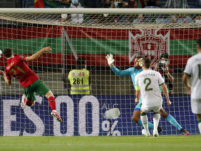 Portugalský hráč Diego Jota míňa bránku Írska