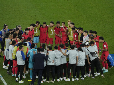 Hráči Južnej Kórey sledujú záver zápasu Uruguaja s Ghanou