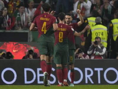 Futbalista Portugalska Bruno Fernandes (uprostred) sa teší so spoluhráčmi po strelení gólu počas kvalifikačného zápasu záverečného 10. kola J-skupiny ME 2024 Portugalsko - Island v Lisabone v nedeľu 19. novembra 2023
