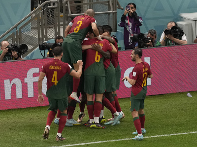 Futbalisti Portugalska oslavujú gól