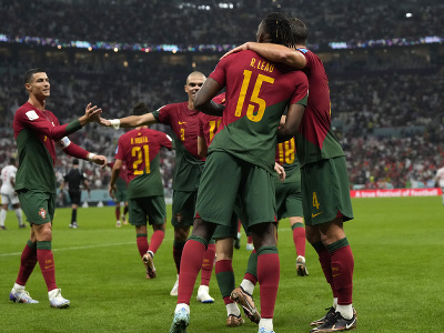 Portugalský hráč Rafael Leao (druhý sprava) oslavuje so spoluhráčmi po tom, ako strelil šiesty gól v súboji so Švajčiarskom