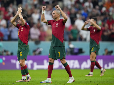 Portugalský hráč Pepe (uprostred) oslavuje po výhre nad Švajčiarskom