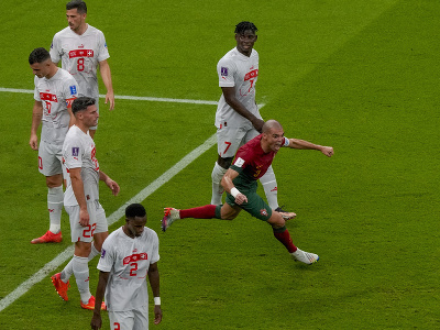 Pepe oslavuje po tom, ako strelil druhý gól Portugalska