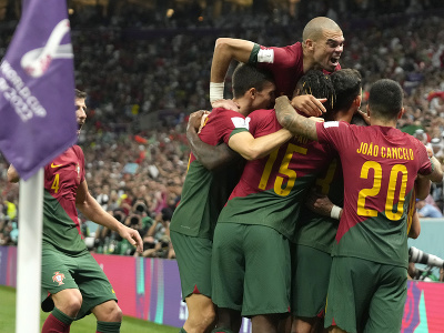Futbalisti Portugalska oslavujú gól
