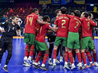 Portugalskí futsalisti oslavujú triumf