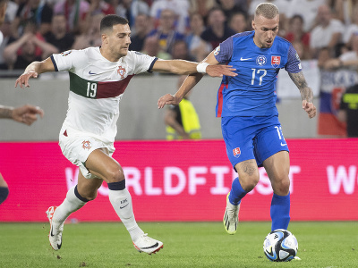 Zľava hráč Slovenska Lukáš Haraslín a hráč Portugalska Diogo Dalot v súboji o loptu