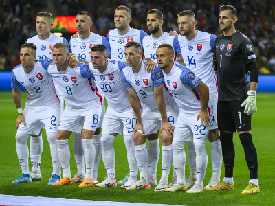 Na snímke slovenský tím pózuje pred začiatkom zápasu kvalifikácie ME 2024 J-skupiny Portugalsko - Slovensko
