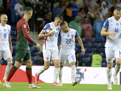Stanislav Lobotka a Róbert Polievka oslavujú gól Slovenska 