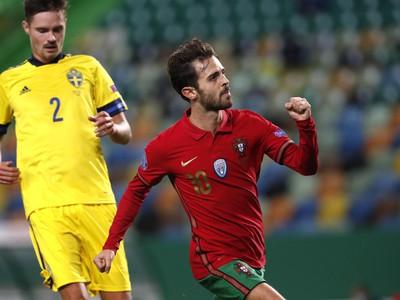 Portugalský futbalista Bernardo Silva sa teší po strelení gólu v zápase Ligy národov Portugalsko - Švédsko