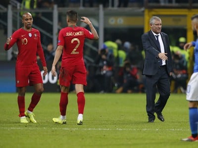 Joao Mario, Joao Cancelo a tréner Fernando Santos oslavujú postup Portugalska po bezgólovej remíze s Talianskom