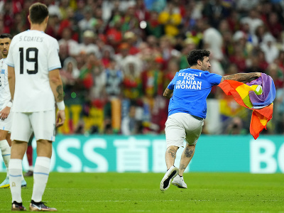 Zápas Portugalsko - Uruguaj narušil demonštrant s dúhovou vlajkou