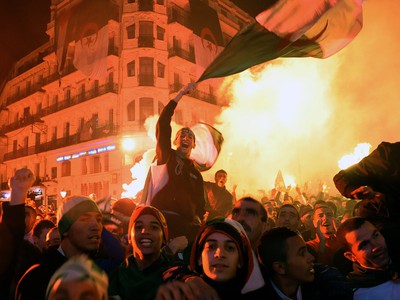 Alžírčania oslavujú postup na