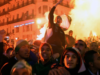 Alžírčania oslavujú postup na